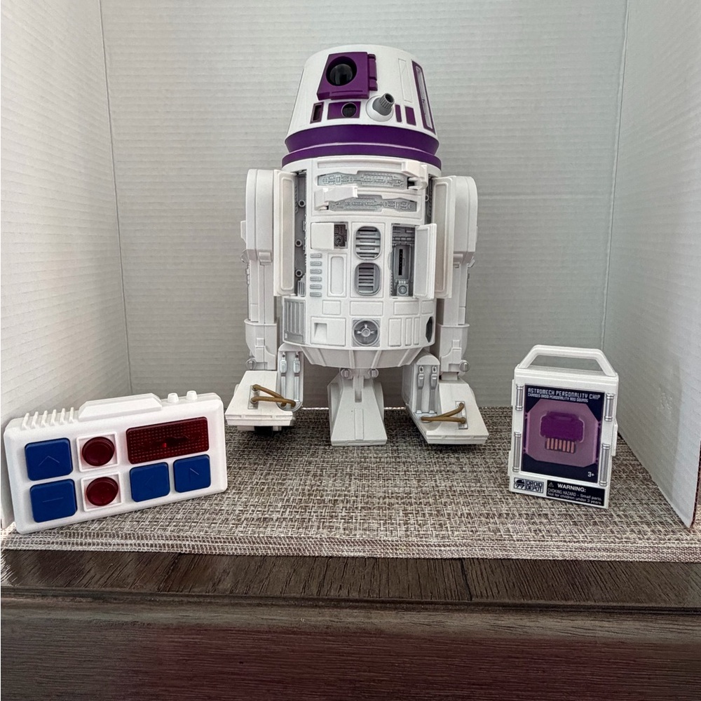 Disney Star Wars:galaxy’s edge droid depot R-2 unit remote backpack personality